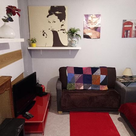 Guesthouse Familial Pour 1,2,3,4 Personnes De 42M2-Accessible Handic -Rez De Chaussee-Vues Sur Rue Et Patio Prive - Sejour,Chambre Separee,Cuisine,Salle De Bain,Lit Double Et Canape-Lit 2Pers-Entree De La Rue Berzelius-5 Minutes Du Metro Brochant-Lig パリ エクステリア 写真