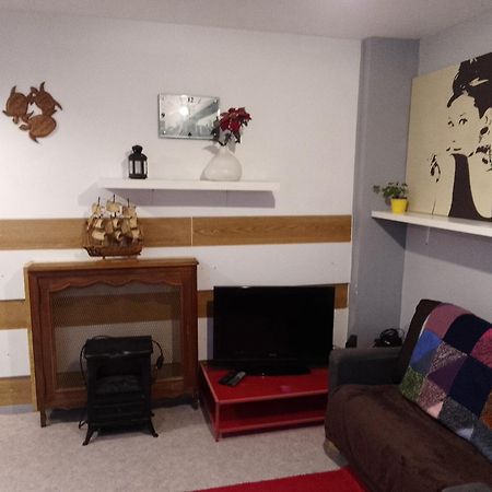 Guesthouse Familial Pour 1,2,3,4 Personnes De 42M2-Accessible Handic -Rez De Chaussee-Vues Sur Rue Et Patio Prive - Sejour,Chambre Separee,Cuisine,Salle De Bain,Lit Double Et Canape-Lit 2Pers-Entree De La Rue Berzelius-5 Minutes Du Metro Brochant-Lig パリ エクステリア 写真