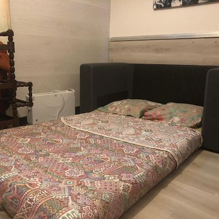 Guesthouse Familial Pour 1,2,3,4 Personnes De 42M2-Accessible Handic -Rez De Chaussee-Vues Sur Rue Et Patio Prive - Sejour,Chambre Separee,Cuisine,Salle De Bain,Lit Double Et Canape-Lit 2Pers-Entree De La Rue Berzelius-5 Minutes Du Metro Brochant-Lig パリ エクステリア 写真