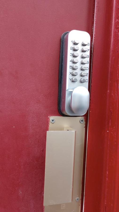 Guesthouse Familial Pour 1,2,3,4 Personnes De 42M2-Accessible Handic -Rez De Chaussee-Vues Sur Rue Et Patio Prive - Sejour,Chambre Separee,Cuisine,Salle De Bain,Lit Double Et Canape-Lit 2Pers-Entree De La Rue Berzelius-5 Minutes Du Metro Brochant-Lig パリ エクステリア 写真
