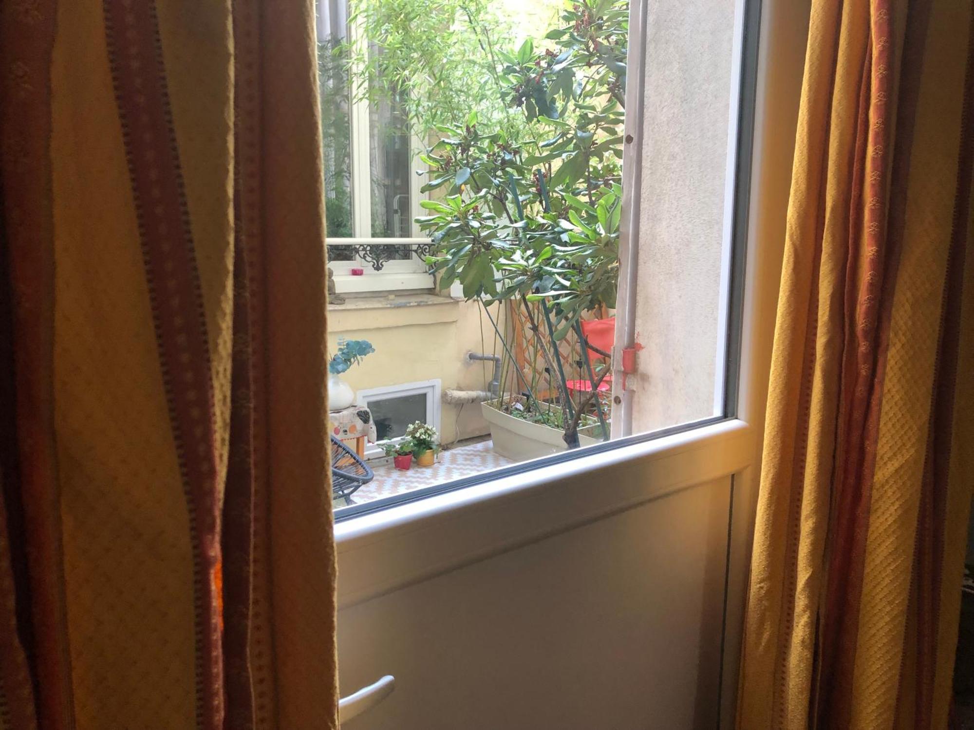Guesthouse Familial Pour 1,2,3,4 Personnes De 42M2-Accessible Handic -Rez De Chaussee-Vues Sur Rue Et Patio Prive - Sejour,Chambre Separee,Cuisine,Salle De Bain,Lit Double Et Canape-Lit 2Pers-Entree De La Rue Berzelius-5 Minutes Du Metro Brochant-Lig パリ エクステリア 写真