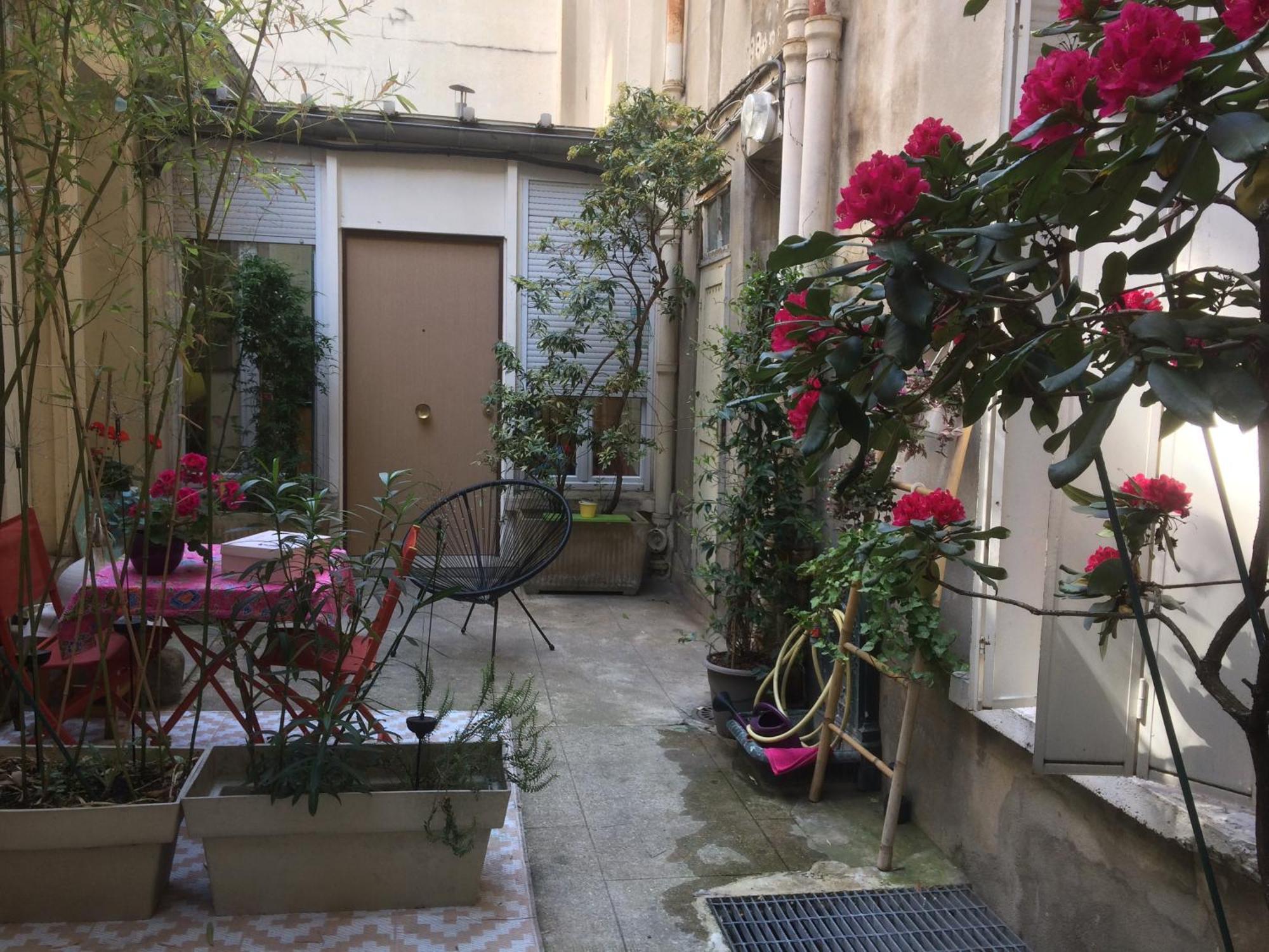 Guesthouse Familial Pour 1,2,3,4 Personnes De 42M2-Accessible Handic -Rez De Chaussee-Vues Sur Rue Et Patio Prive - Sejour,Chambre Separee,Cuisine,Salle De Bain,Lit Double Et Canape-Lit 2Pers-Entree De La Rue Berzelius-5 Minutes Du Metro Brochant-Lig パリ エクステリア 写真