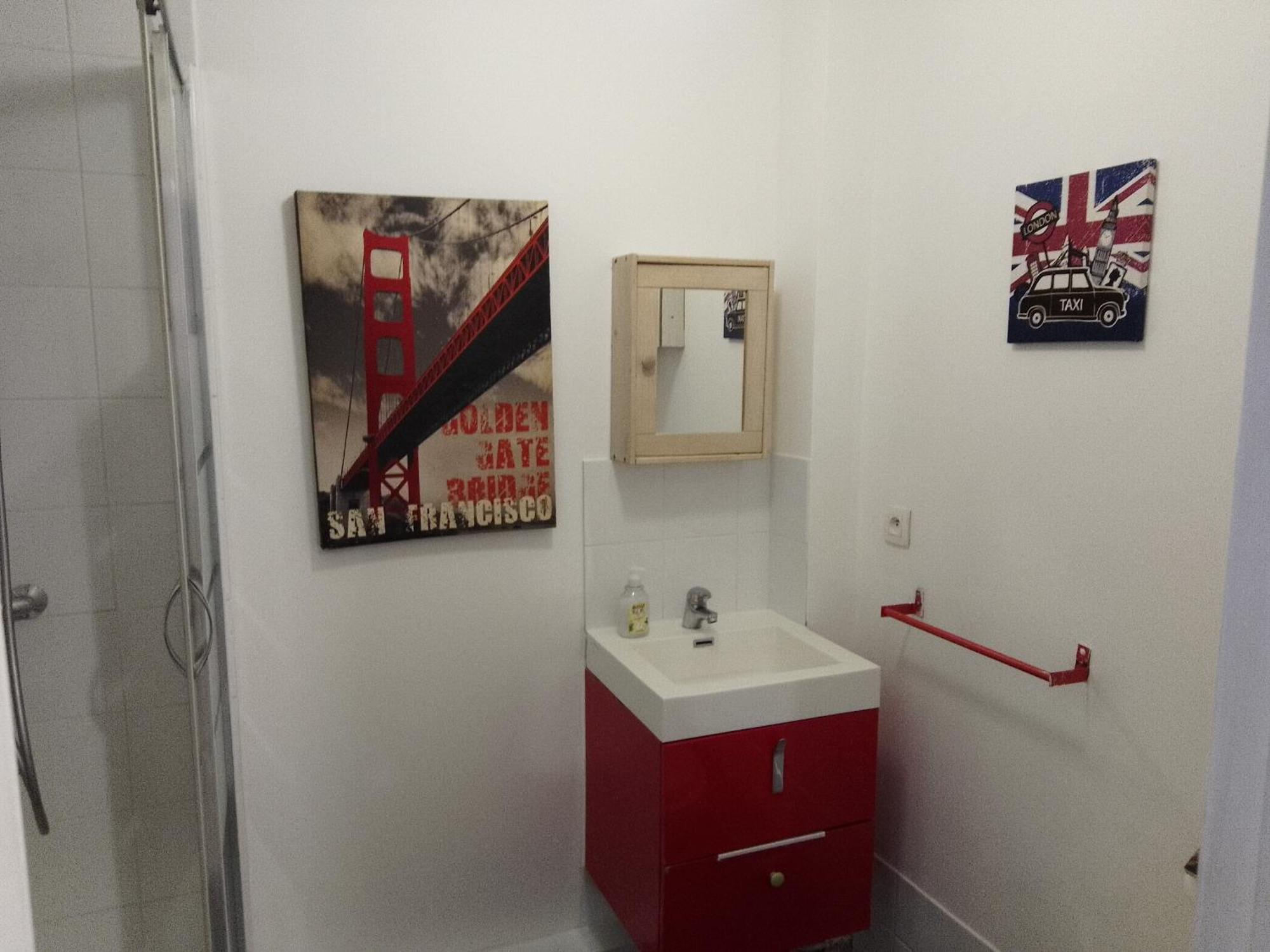 Guesthouse Familial Pour 1,2,3,4 Personnes De 42M2-Accessible Handic -Rez De Chaussee-Vues Sur Rue Et Patio Prive - Sejour,Chambre Separee,Cuisine,Salle De Bain,Lit Double Et Canape-Lit 2Pers-Entree De La Rue Berzelius-5 Minutes Du Metro Brochant-Lig パリ エクステリア 写真