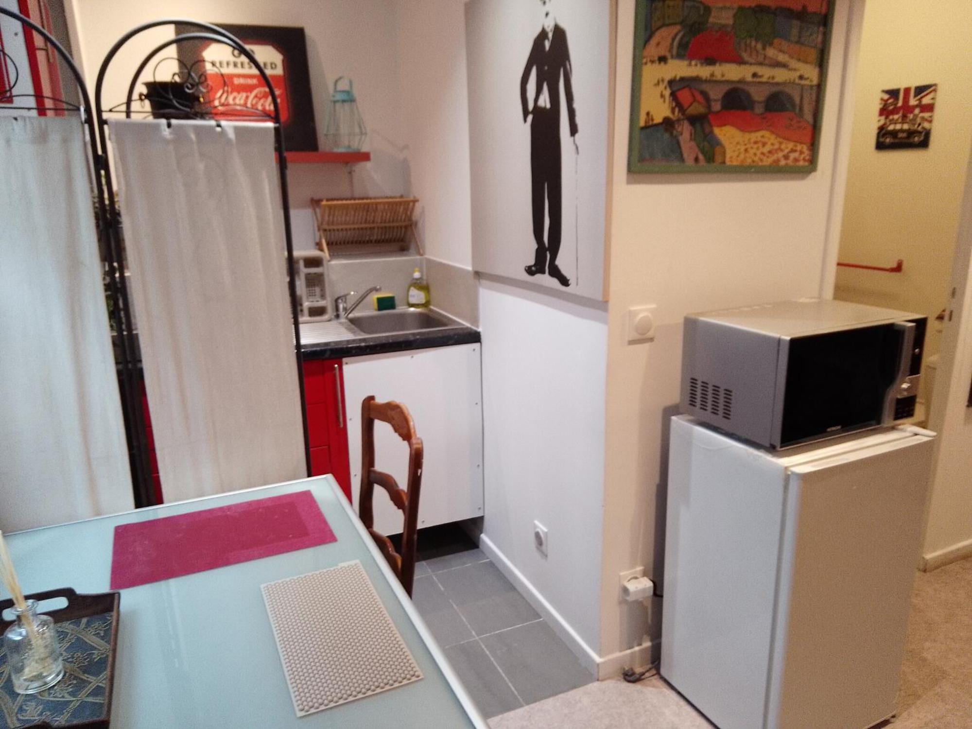 Guesthouse Familial Pour 1,2,3,4 Personnes De 42M2-Accessible Handic -Rez De Chaussee-Vues Sur Rue Et Patio Prive - Sejour,Chambre Separee,Cuisine,Salle De Bain,Lit Double Et Canape-Lit 2Pers-Entree De La Rue Berzelius-5 Minutes Du Metro Brochant-Lig パリ エクステリア 写真